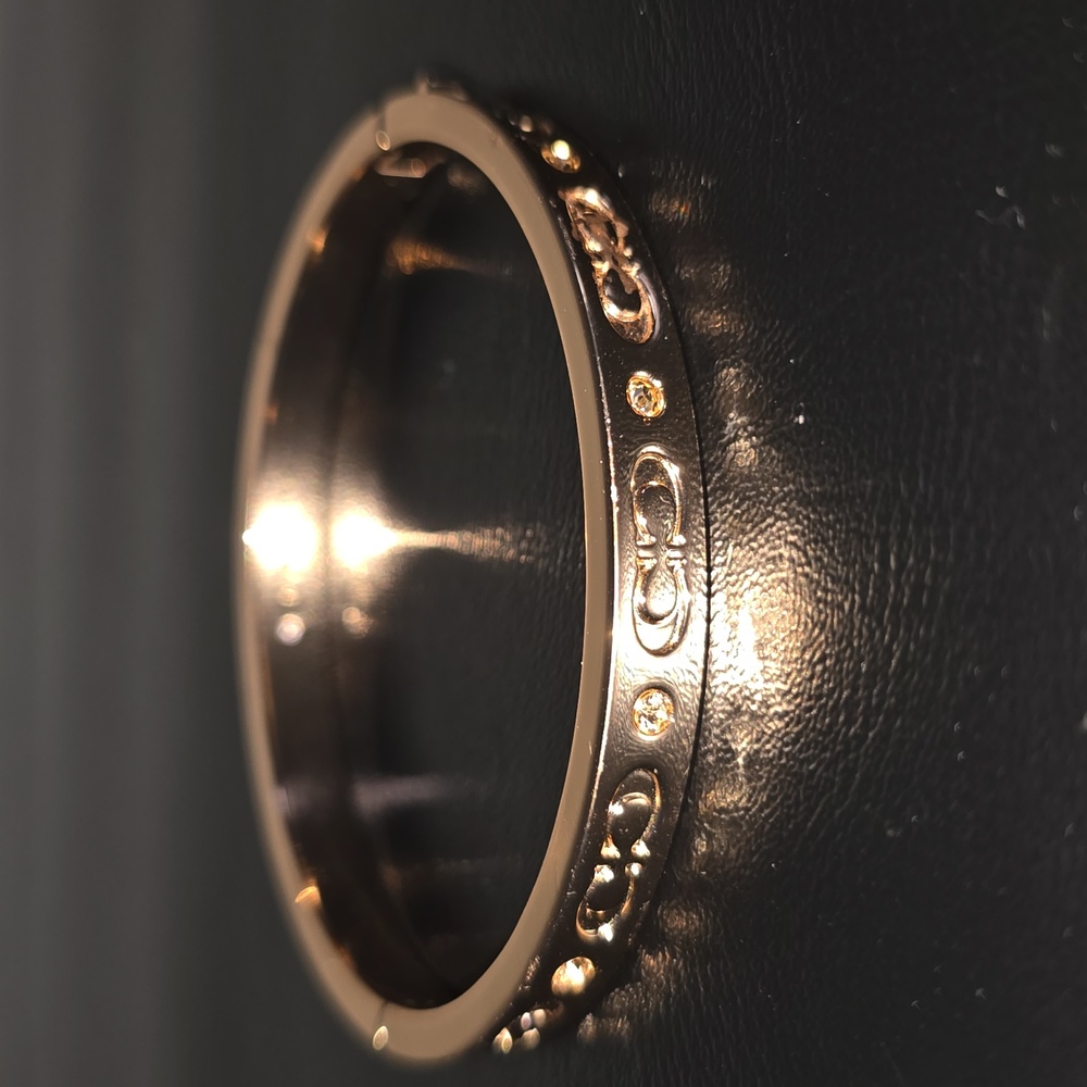 COACH KISSING C HINGED BANGLE BRACELET - Rose Gold
